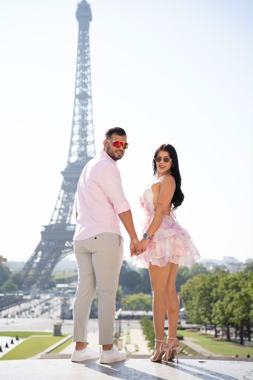 Joan y Raiza tomados de la mano frente a la torre Eiffel
