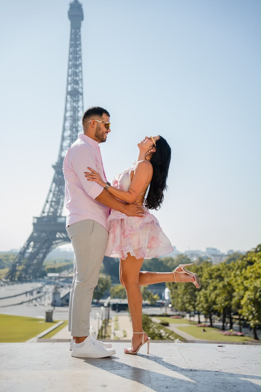 Joan y Raiza abrazados en París